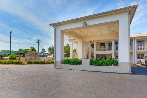 COUNTRY HEARTH INN AND SUITES (Leesburg)